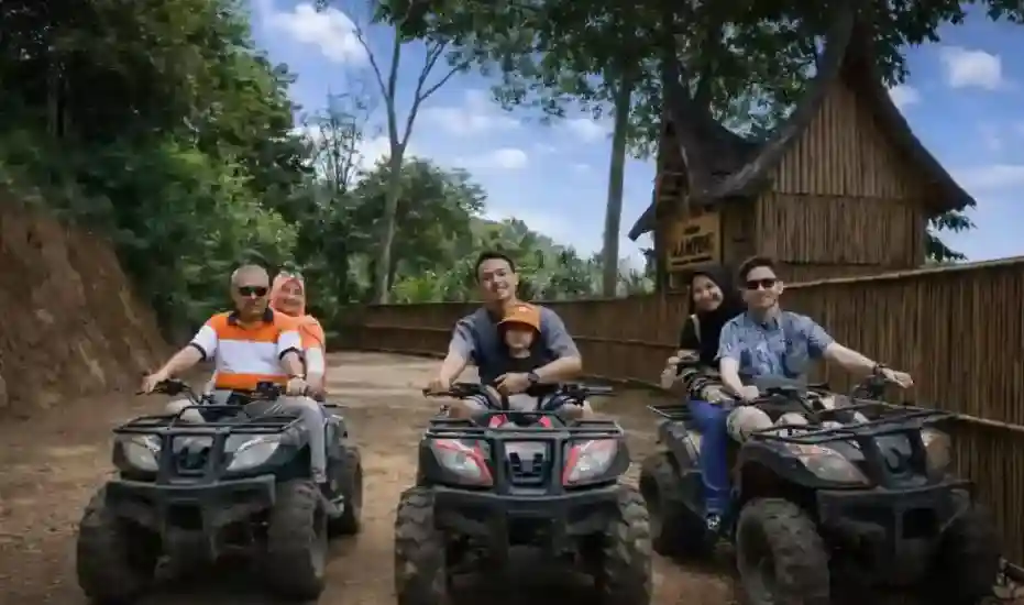 ATV Ride Aktivitas outdoor seru di Sikabu Glamping Sumatera Barat