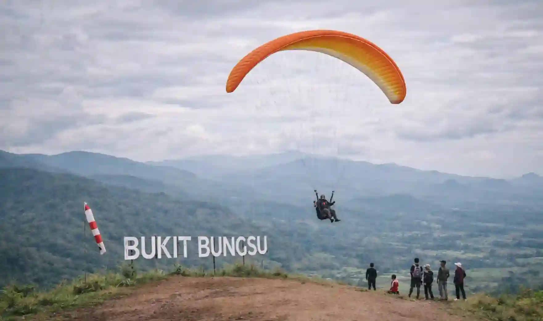 Paralayang Olahraga udara ekstrem di sekitar Gunung Sago Sumatera Barat